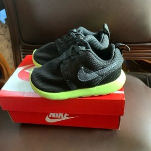 Toddler nike roshe size 6c